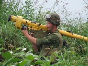 Click to enlarge image SA-18_Grouse_9K38_Igla_missile_portable_air_defense_missile_system_manpads_Russia_Russian_defence_industry_009.jpg
