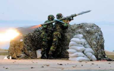Click to enlarge image SA-18_Grouse_9K38_Igla_missile_portable_air_defense_missile_system_manpads_Russia_Russian_defence_industry_010.jpg