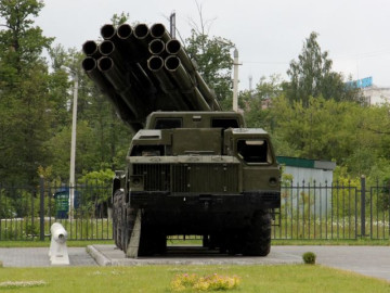 Click to enlarge image BM-30_9K58_Smerch_300mm_multiple_rocket_launcher_system_truck_8x8_MAZ-543M_Rusia_Russian_army_004.jpg