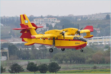 Click to enlarge image CL-415_Bombardier_415_amphibious_aircraft_wate_bomber_Canada_Canadian_aviation_industry_006.jpg