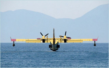 Click to enlarge image CL-415_Bombardier_415_amphibious_aircraft_wate_bomber_Canada_Canadian_aviation_industry_008.jpg