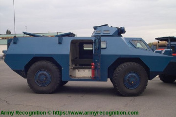 Click to enlarge image VXB-170_Berliet_Renault_4x4_APC_wheeled_armored_vehicle_personnel_carrier_France_French_army_gendarmerie_001.jpg