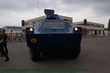 Click to enlarge image VXB-170_Berliet_Renault_4x4_APC_wheeled_armored_vehicle_personnel_carrier_France_French_army_gendarmerie_002.jpg