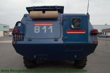 Click to enlarge image VXB-170_Berliet_Renault_4x4_APC_wheeled_armored_vehicle_personnel_carrier_France_French_army_gendarmerie_003.jpg