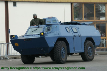 Click to enlarge image VXB-170_Berliet_Renault_4x4_APC_wheeled_armored_vehicle_personnel_carrier_France_French_army_gendarmerie_004.jpg