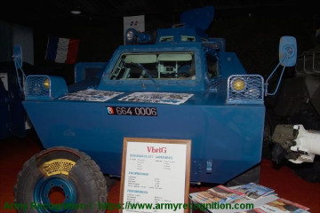 Click to enlarge image VXB-170_Berliet_Renault_4x4_APC_wheeled_armored_vehicle_personnel_carrier_France_French_army_gendarmerie_005.jpg