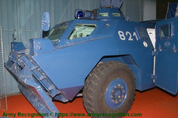 Click to enlarge image VXB-170_Berliet_Renault_4x4_APC_wheeled_armored_vehicle_personnel_carrier_France_French_army_gendarmerie_006.jpg