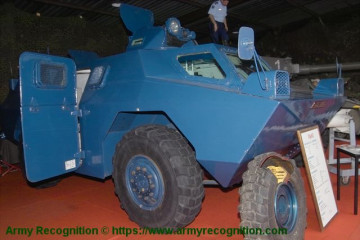 Click to enlarge image VXB-170_Berliet_Renault_4x4_APC_wheeled_armored_vehicle_personnel_carrier_France_French_army_gendarmerie_007.jpg