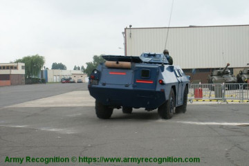 Click to enlarge image VXB-170_Berliet_Renault_4x4_APC_wheeled_armored_vehicle_personnel_carrier_France_French_army_gendarmerie_008.jpg