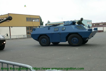Click to enlarge image VXB-170_Berliet_Renault_4x4_APC_wheeled_armored_vehicle_personnel_carrier_France_French_army_gendarmerie_009.jpg