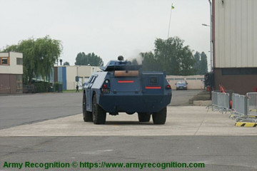 Click to enlarge image VXB-170_Berliet_Renault_4x4_APC_wheeled_armored_vehicle_personnel_carrier_France_French_army_gendarmerie_010.jpg