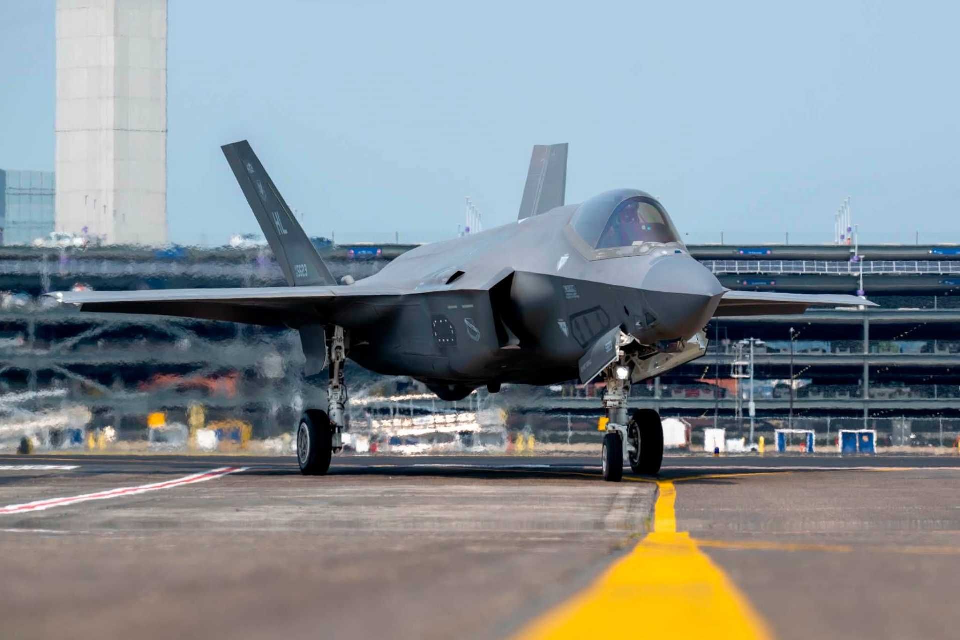 The U.S. plans to buy at least 850 F-35 stealth fighter jets from Lockheed Martin over the next ten years as China increases production of its own J-20 and J-35 fighter jets. (Picture source: US DoD)