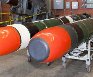 The MK 48 MOD 7 is a 533 mm heavyweight torpedo combining a 295 kg warhead, pump-jet propulsion, wire guidance, and CBASS acoustic homing for attacks against submarines and surface ships in deep and shallow waters. (Picture source: Australian MoD)