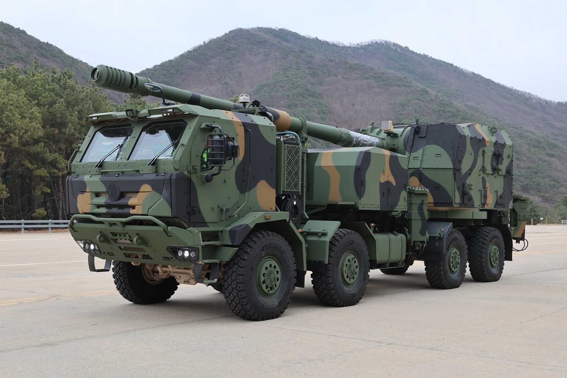 The K9MH is an 8x8 155 mm self-propelled howitzer that combines a Tatra chassis with a K9A2-derived automated turret, a 40-round magazine, and a 52-caliber CN98 cannon capable of firing nine rounds in 59 seconds. (Picture source: Hanwha Defense USA)