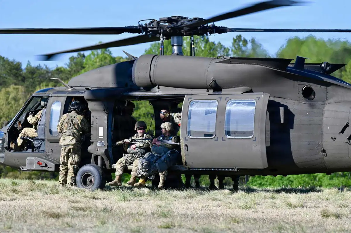 UH-60M_Black_Hawk_Utility_Helicopter_USA_Second_Picture