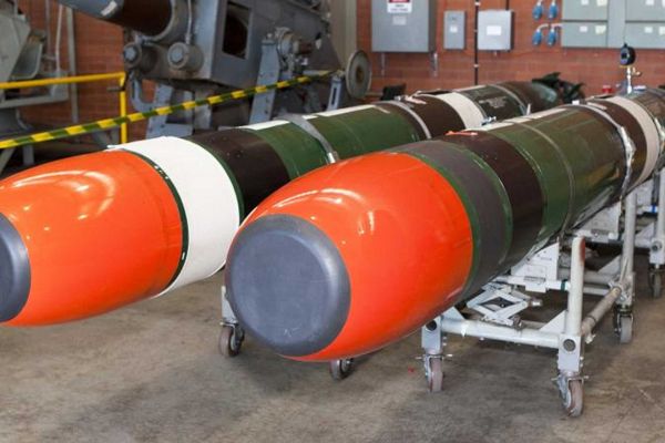 The MK 48 MOD 7 is a 533 mm heavyweight torpedo combining a 295 kg warhead, pump-jet propulsion, wire guidance, and CBASS acoustic homing for attacks against submarines and surface ships in deep and shallow waters. (Picture source: Australian MoD)