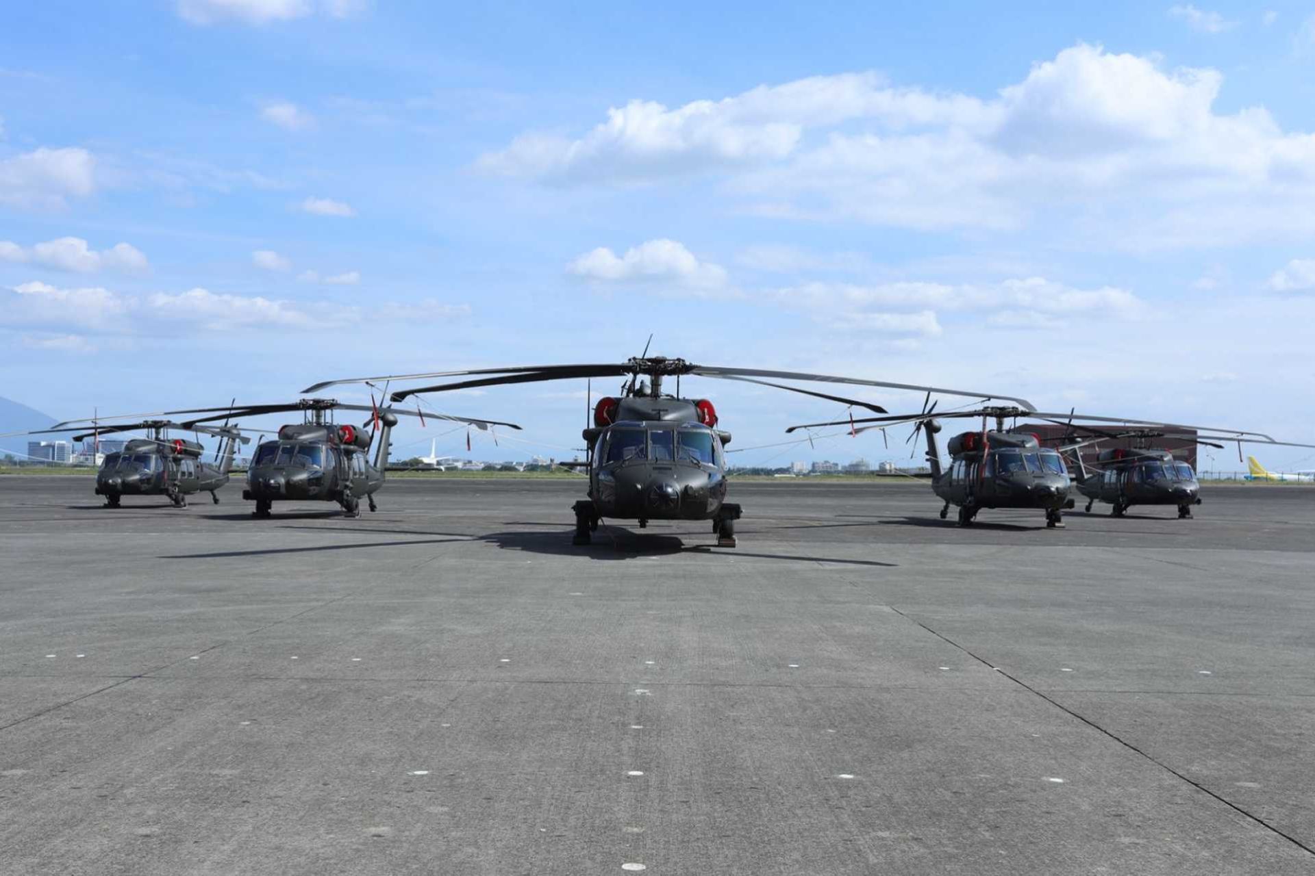 The Sikorsky S-70i Black Hawk is a Polish-built export variant derived from the UH-60M, retaining its T700-GE-701D engines while using an export-oriented digital avionics suite and customer-specific communications, defensive equipment, and mission systems. (Picture source: Philippine Air Force)