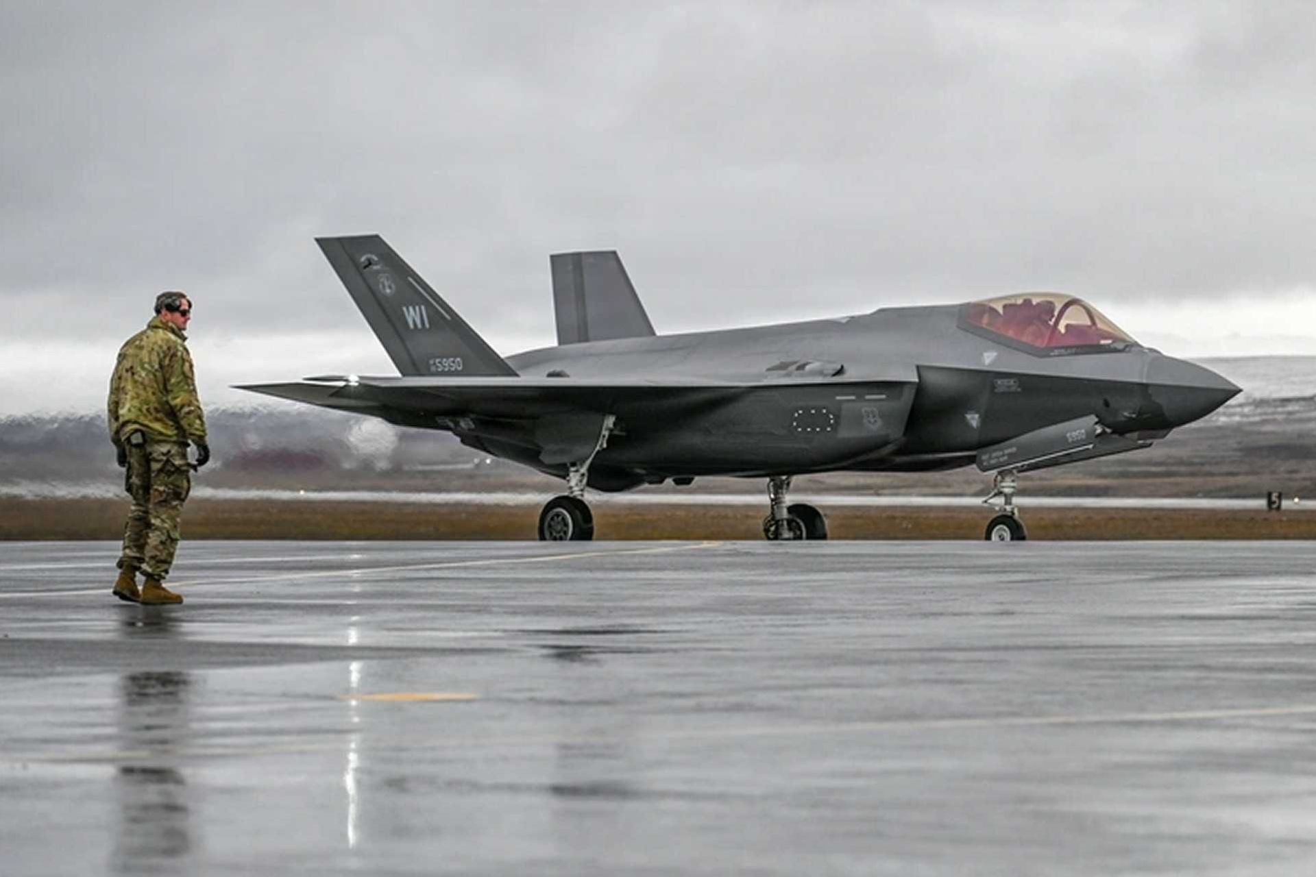 U.S. Airmen marshal an F-35A Lightning II at Pituffik Space Base, Greenland, on September 10, 2026, highlighting Greenland’s growing importance to U.S. Arctic defense as Washington, Copenhagen and Nuuk prepare a new security agreement.