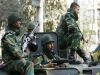 L'armée du Bangladesh a réaffirmé son support au gouvernement et au premier ministre Sheikh Hasina, après la mutinerie de troupes paramilitaires, qui a engendré la mort de 80 personnes, pour la plupart des officiers de l'armée. Des soldats sont assis sur des véhicules blindés à roues BTR-80, à l'intérieur du quartier général des fusillés du Bangladesh à Dhaka, ce 28 février 2009.