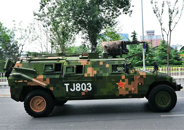 Chinese army unveils also the new DongFeng off-road vehicle in 4x4 configuration. This version has an extended crew compartment at the rear. 