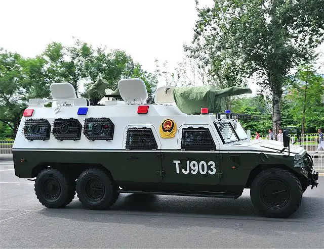 Chinese army unveils also the new DongFeng off-road vehicle in 6x6 configuration. This version has an extended crew compartment at the rear. 
