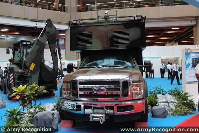 At TADTE 2013, the Taipei Aerospace and Defense Technology Exhibition, the Taiwanese army presents a new communication vehicle, the SOTM Satcom On The Move. This new vehicle upgrades the existing satellite communication system with enhanced mobile communication capabilities. 