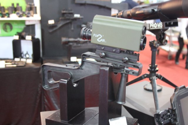 PyserSGI presents its new ultra compact fusion sight the FUZIRv during Defense and Security 2015 640 001