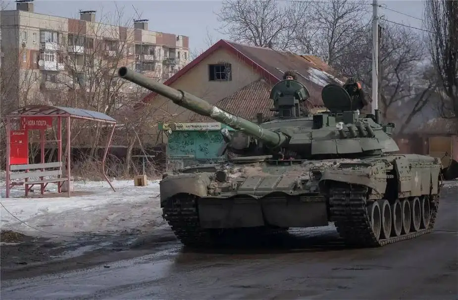 Brave Ukrainian soldiers with a captured Russian T 80U tank fight alone in Bakhmut 925 002