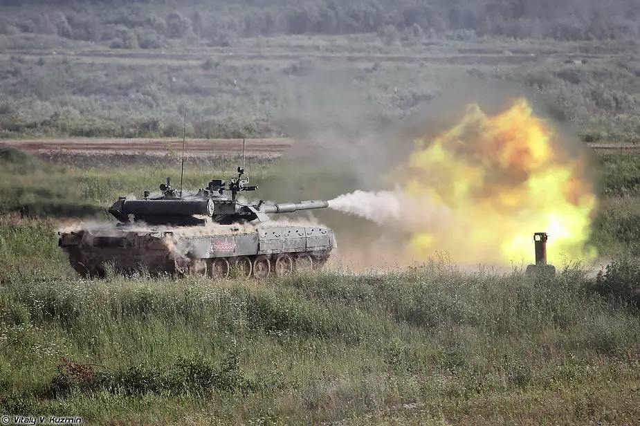 Brave Ukrainian soldiers with a captured Russian T 80U tank fight alone in Bakhmut 925 003