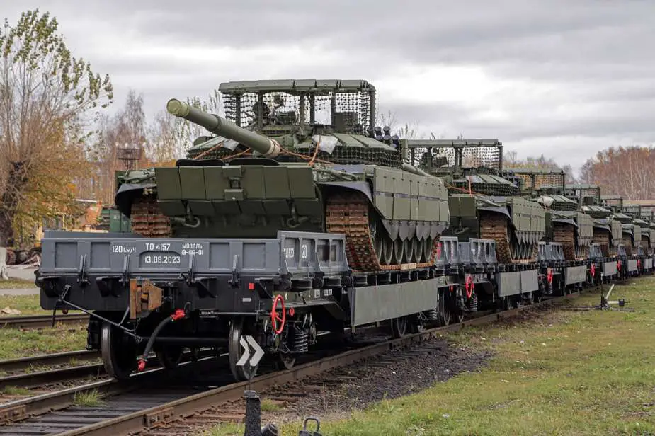 EJÉRCITO DE RUSIA - Página 2 Russian_Army_Receives_T-72B3_and_T-90M_Tanks_with_Drone_Turret_Protection_for_Deployment_in_Ukraine_925_001