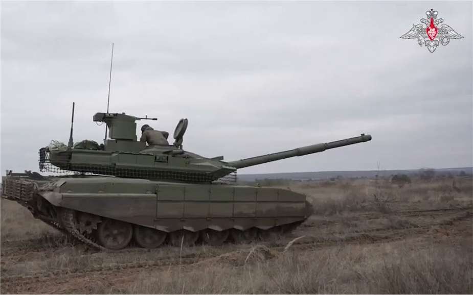 Xe tăng T 90M của Nga tấn công Bộ chỉ huy máy bay không người lái Ukraine bằng đòn tấn công chính xác từ khoảng cách 9 km 925 002