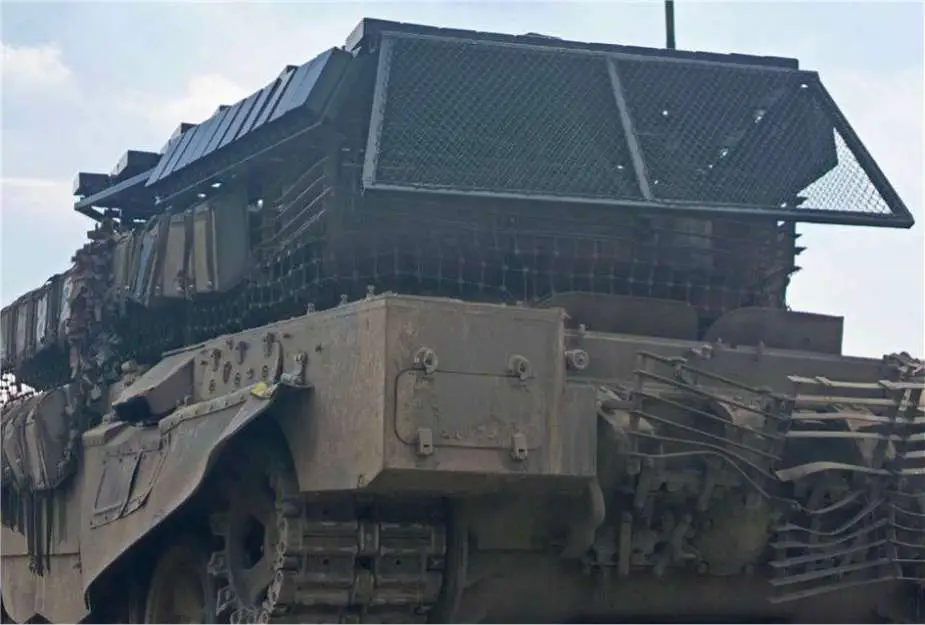 Russian T 90M Tanks in Ukraine Receive ERA Advanced Armor to Counter Drone Threats 925 004