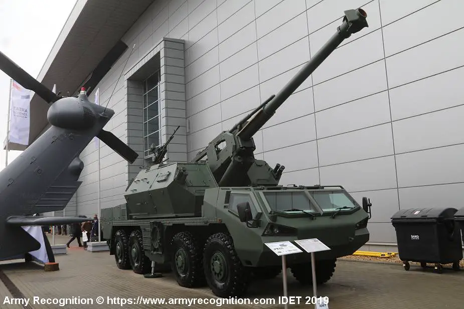 Ukrainian army uses Czech made Dana M2 152mm howitzer to shell Russian troops 925 002