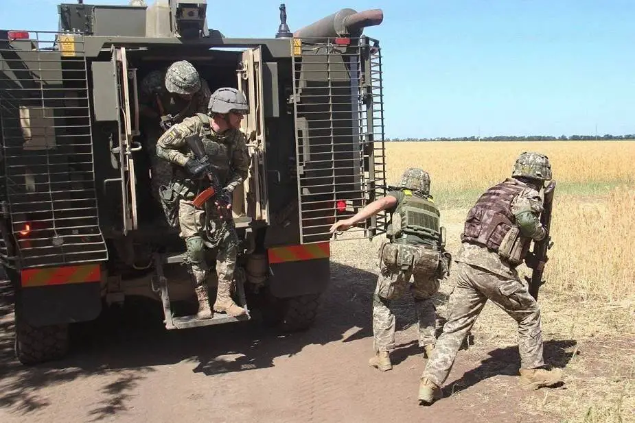 Ukrainian soldiers train with Mastiff 6x6 armored vehicles donated by UK 925 002