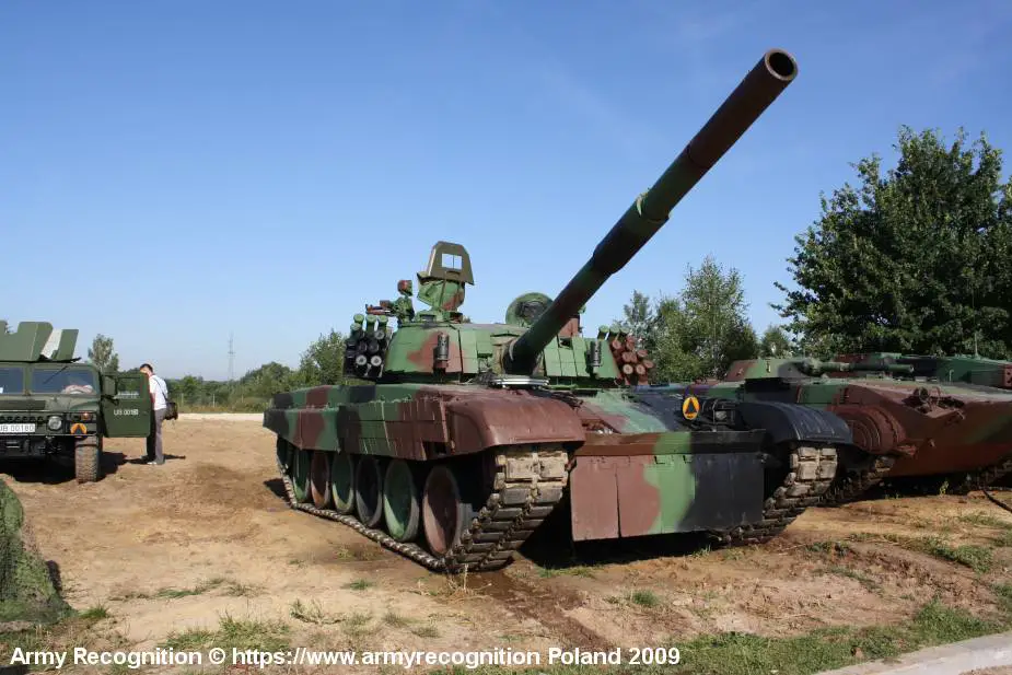 Ukrainian soldiers train with PT 91 Twardy tanks donated by Poland 925 002