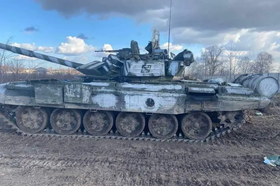 T 72B Mod 1989 Russian tank MBT fighting in Ukraine conflict 925 002
