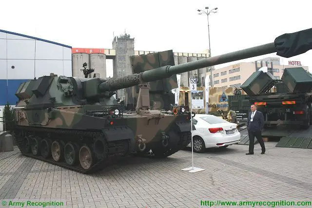 Krab 155mm self-propelled howitzer tracked armoured HSW Poland Polish defense industry army military equipment 640 001