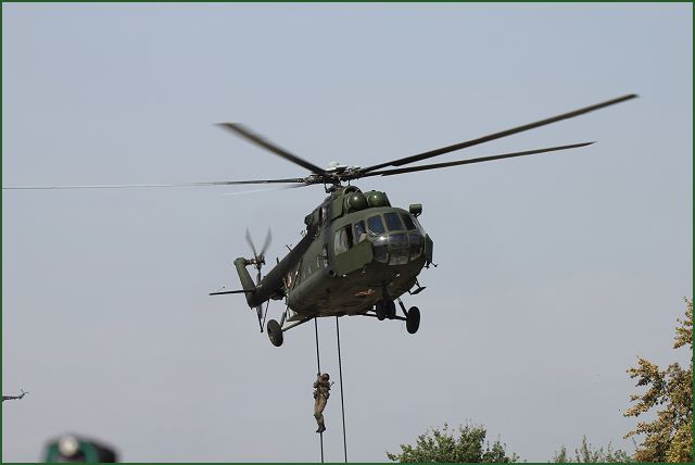 This year, the visitors and military delegations of the International Defense Industry Exhibition MSPO 2010 saw a dynamic demonstration of the 25th Brigade of Air Cavalry which demonstrates the army training and the professional equipment use by this unit.