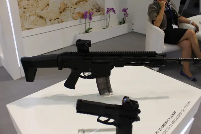 This year MSPO 2014 was also an opportunity for small arms manufacturers to confirm the exceptional quality of their products. That's why Fabrika Broni "Lucznik" Radom has chosen MSPO to officialy showcase its two last small weapons : the MSBS assault rifle conventional variant prototype and the PR-15 Ragun pistol.