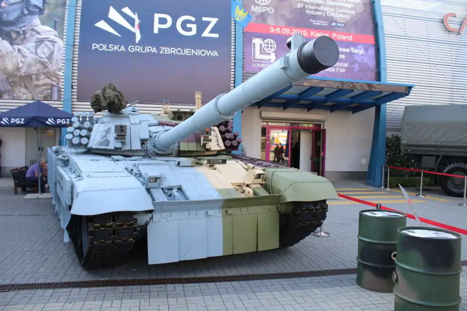 MSPO 2019 Bumar Labedy SA Modernized PT 91M2A2 tank in insurgent camouflage 925 001
