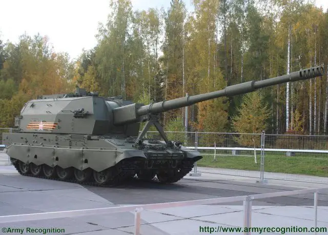 For the first time since it has been unveiled during Russia's May 9 Victory Parade, the brand new 2S35 Koalitsiya-SV tracked self-propelled howitzer is introduced to the public during an exhibition. At Russian Arms Expo 2015, the 2S35 is starring along with the T-14 Armata main battle tank and the T-15 BMP infantry fighting vehicle. 