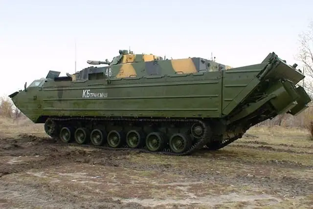 The PTS-4 has a total weight of 33 tons with a payload of 12 tons on land and 18 tons on water. The vehicle is able to reach a maximum speed on road of 60 km/h and 15 km/h on water. 