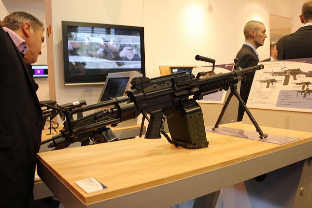 New Zealand military personnel have begun training with new Belgium-made FN Herstal 7.62mm (MINIMI) light machine guns that will extend their operating capabilities, the New Zealand Defence Force (NZDF) announced Monday, February 11, 2013. 