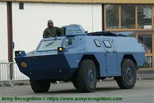 VXB 170 Berliet Renault 4x4 APC wheeled armored vehicle personnel carrier France left side view 001