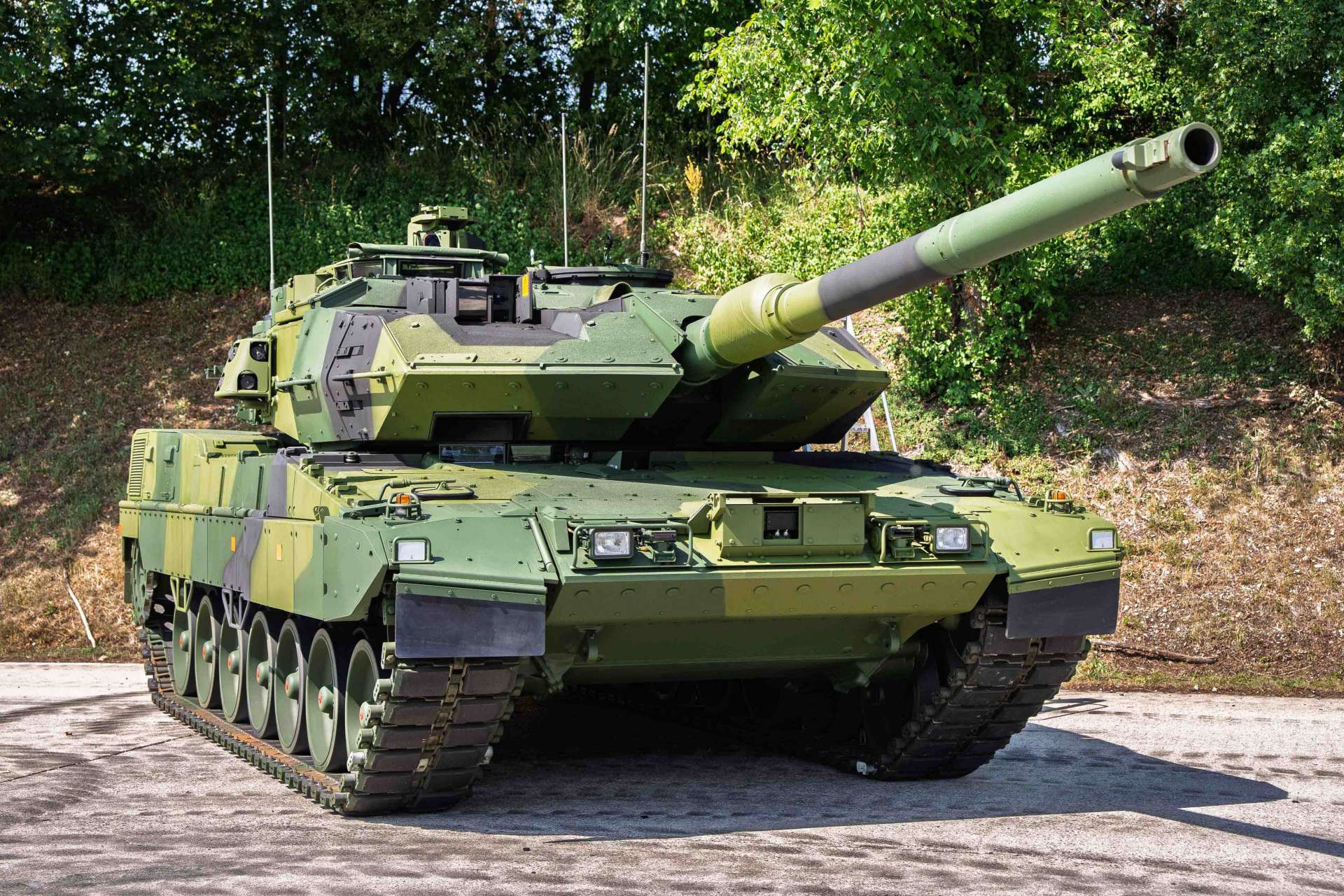Strv 123A Swedish main battle tank Leopard 2 REMO modernization specification technical review data fact sheet armament protection combat equipment pictures video