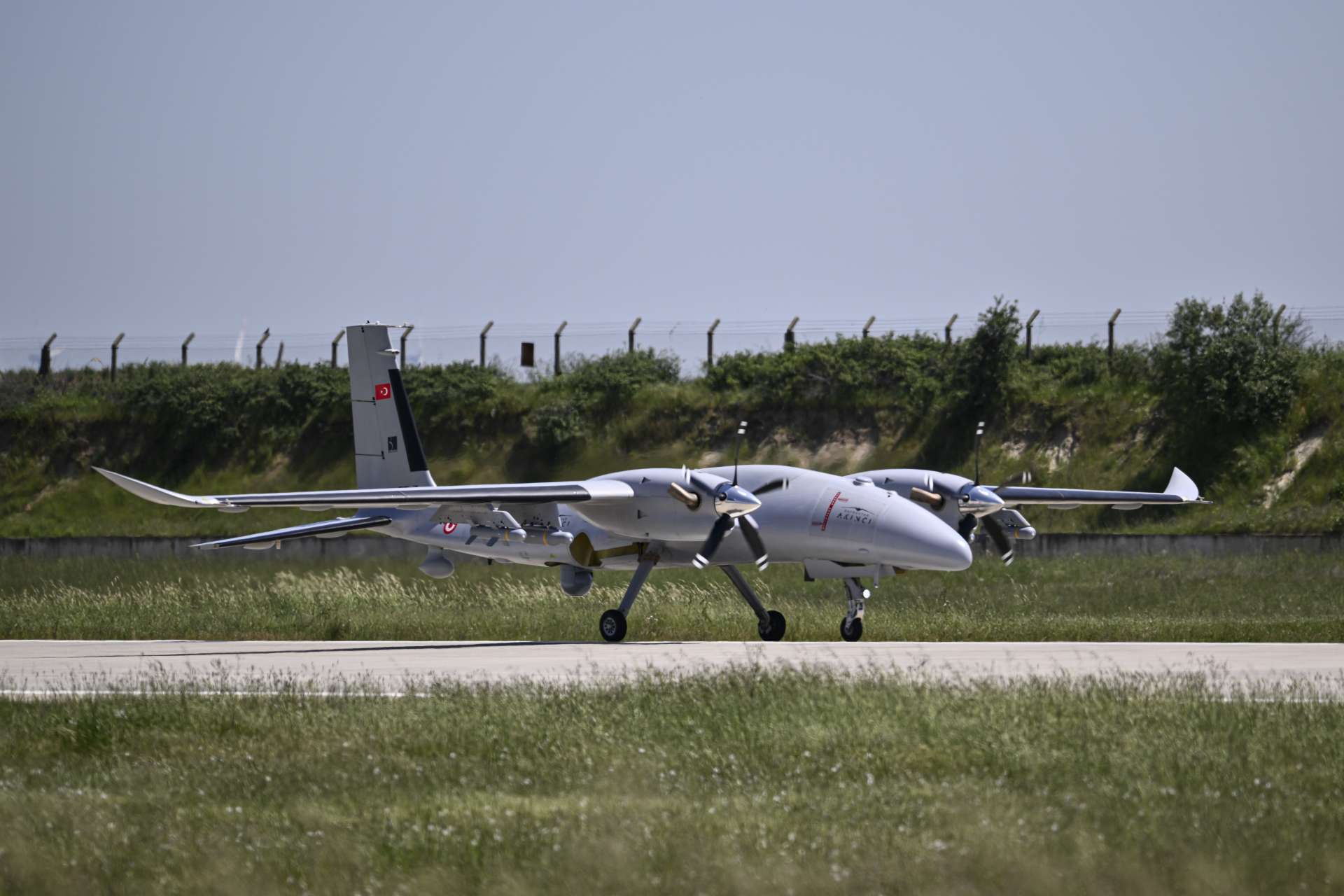 Bayraktar AKINCI strategic UCAV drone Baykar Türkiye specifications technical review data fact sheet armament sensors payload pictures video