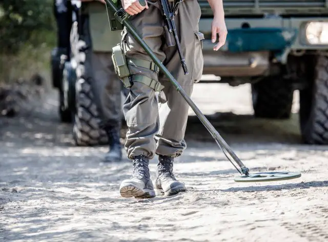 DSEI 2015 Schiebel introduces its new COMID Compact Mine Detector 640 001