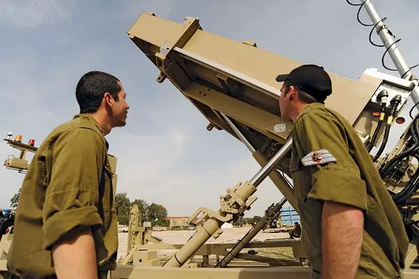 Israël a déployé un système d’interception unique au monde contre les roquettes des activistes palestiniens, l'Iron Dome. Chaque batterie comprend un radar de détection et de pistage, un logiciel de contrôle de tir, et trois lanceurs équipés chacun de vingt missiles.