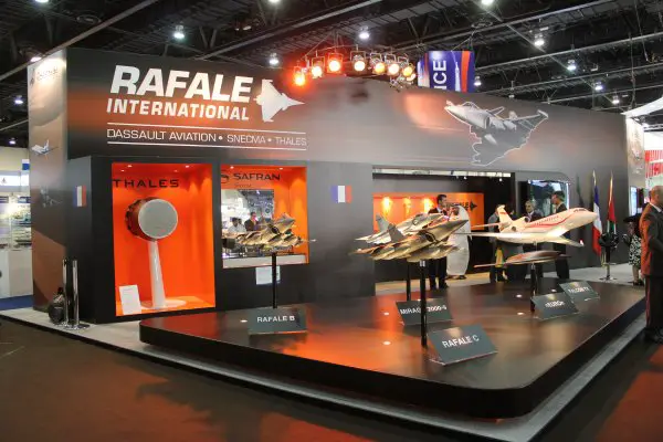 At IDEX 2011Dassault Aviation is presenting the Rafale to officials of the UAE Air Force. Visit Rafale International during IDEX on stand 07-B11. 