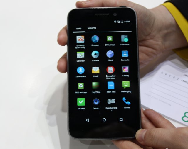 Elektrobit introduces new Tough Mobile LTE smartphone at IDEX 2015 640 001